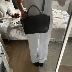 Mörkgrön ATP  - Trendiga ATP väskan (arezzo), mörkgröna färgen som inte säljs längre! Lite slappt handtag och en mini repa men annars ingen defekt☺️- beställd från hemsidan 2 år sen 