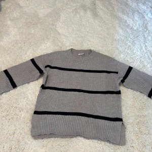 Grå randig stickad tröja Kappahl - Säljer en grå stickad tröja från Kappahl. Aldrig använd