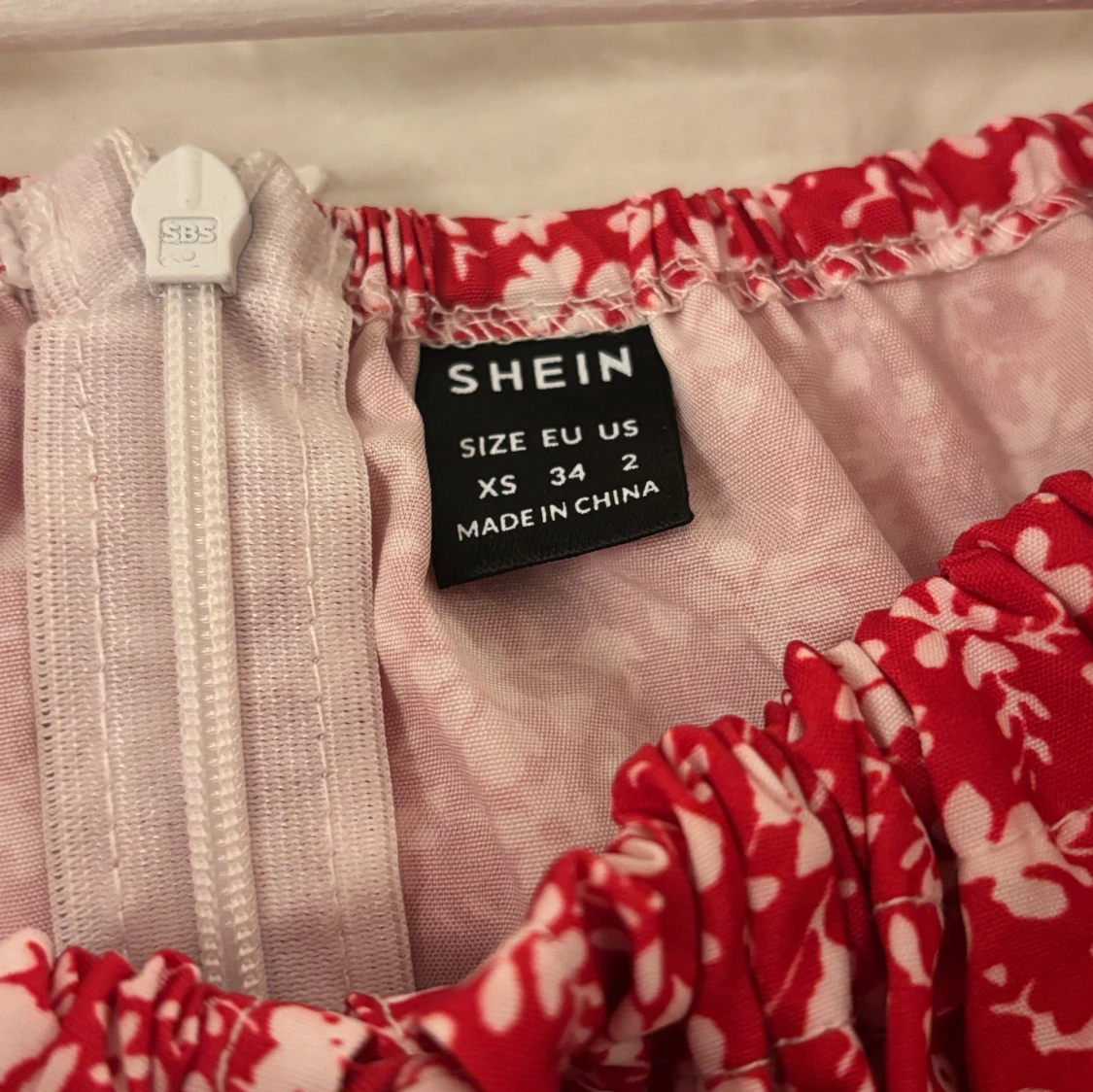 Blommig långklänning med puffärm - 4