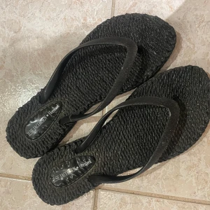 Svarta flipflops från Ilse Jacobsen - Svarta flipflops från Ilse Jacobsen med glittriga remmar 