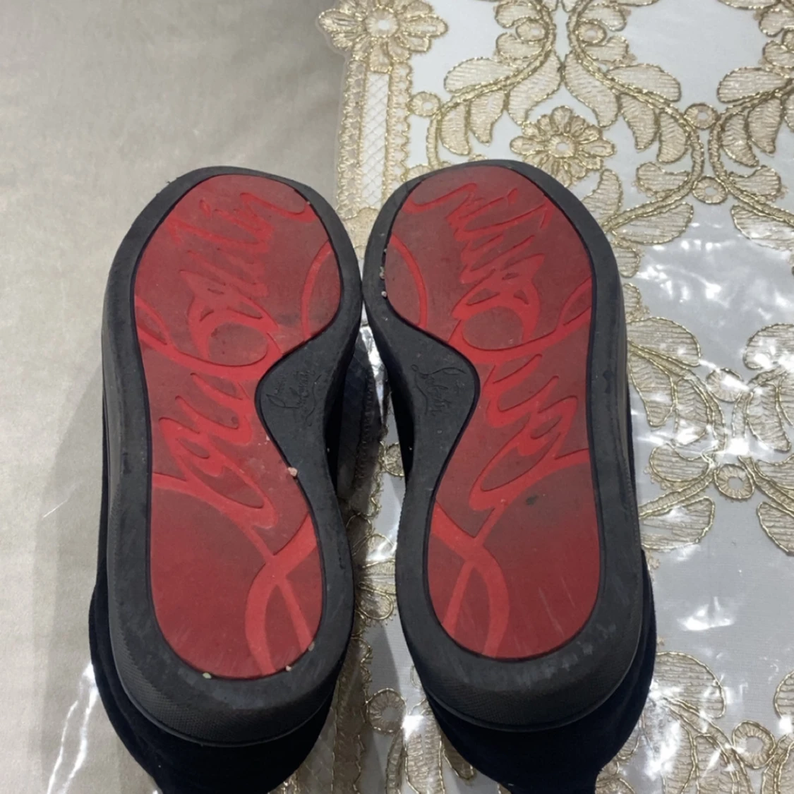 Svarta sneakers med nitar från Louboutin - 2