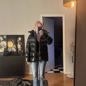 Svart pufferjacka från Massimo Dutti - Intressekoll på min missimo dutti jacka använd förra vintern fin skick storlek s💗