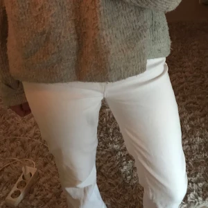 Vita TommyHilfiger jeans - Så fina jeans från TommyHilfiger som är bootcut. Endast använda 4 gånger men har fått ett litet streck ovanför ena bakfickan men så litet så inget man tänker på när som är på.  har typ en liten reva på varje ben som ni ser på en av bilderna. Det är dock inte en reva, endast någon tråd som har gått upp lite och påverkar inte funktionen eller syns när dom ör på. Jag har storlek 34 och dom sitter ganska tajt på min midja. Pris kan diskuteras💓💓