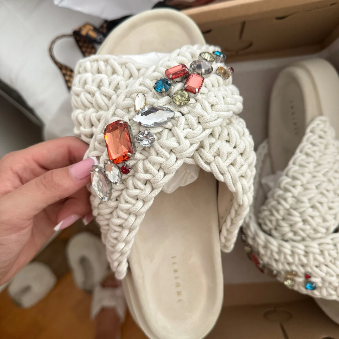 Vita sandaler med pärlor från Inuikii