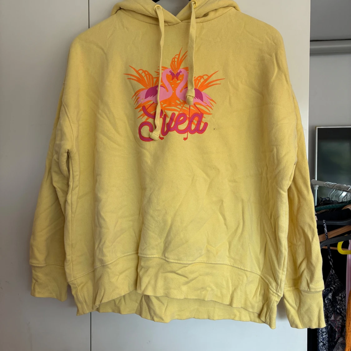 Gul hoodie från Svea
