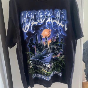 Kendrick Lamar x SZA gnx tour t-shirt M - Äkta merch från kendrick och szas sista konsert på deras gnx tour! Tröjan är helt ny och oanvänd med ett riktigt fett tryck. Kram