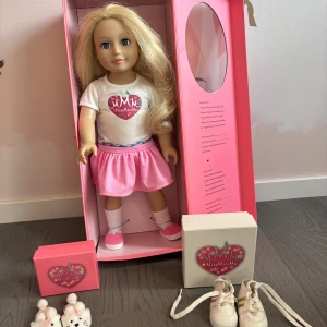Miss Mini Me docka och tillbehör  - Miss Mini Me docka Isabella med tillhörande kläder. Trosor, kjol, tröja, strumpor, skor, tofflor, sneakers och även original kartonger 3 stycken. Allt nytt kostade 1.617kr. Säljer allt för 500kr.
