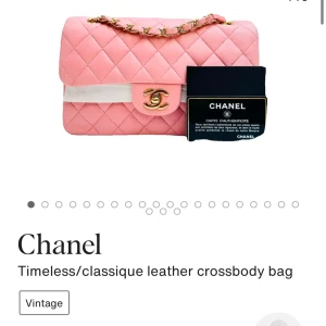 Rosa quiltad Chanel axelväska i skinn - Säljer en ikonisk rosa Chanel axelväska i quiltat skinn med klassisk CC-låsning i guld och kedjerem med skinnfläta. Väskan har en tidlös design och är perfekt för dig som vill ha en lyxig och trendig accessoar. Kommer med äkthetskort.