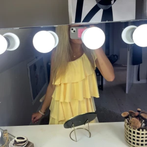 Gul volangklänning - AS SNYGG klänning!! Med volanger😍😍