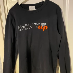 Svart tröja från Dondup i - Svart sweatshirt från Dondup i storlek:L men sitter mer som M passar någon runt 179-187 hör av er om ni har några frågor eller funderingar prisförslag kan tas emot 