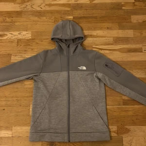 The north face kofta  - Riktigt bra skick finns inga fel med den alls, jag köpte den i Danmark för omkring 800 danska kronor