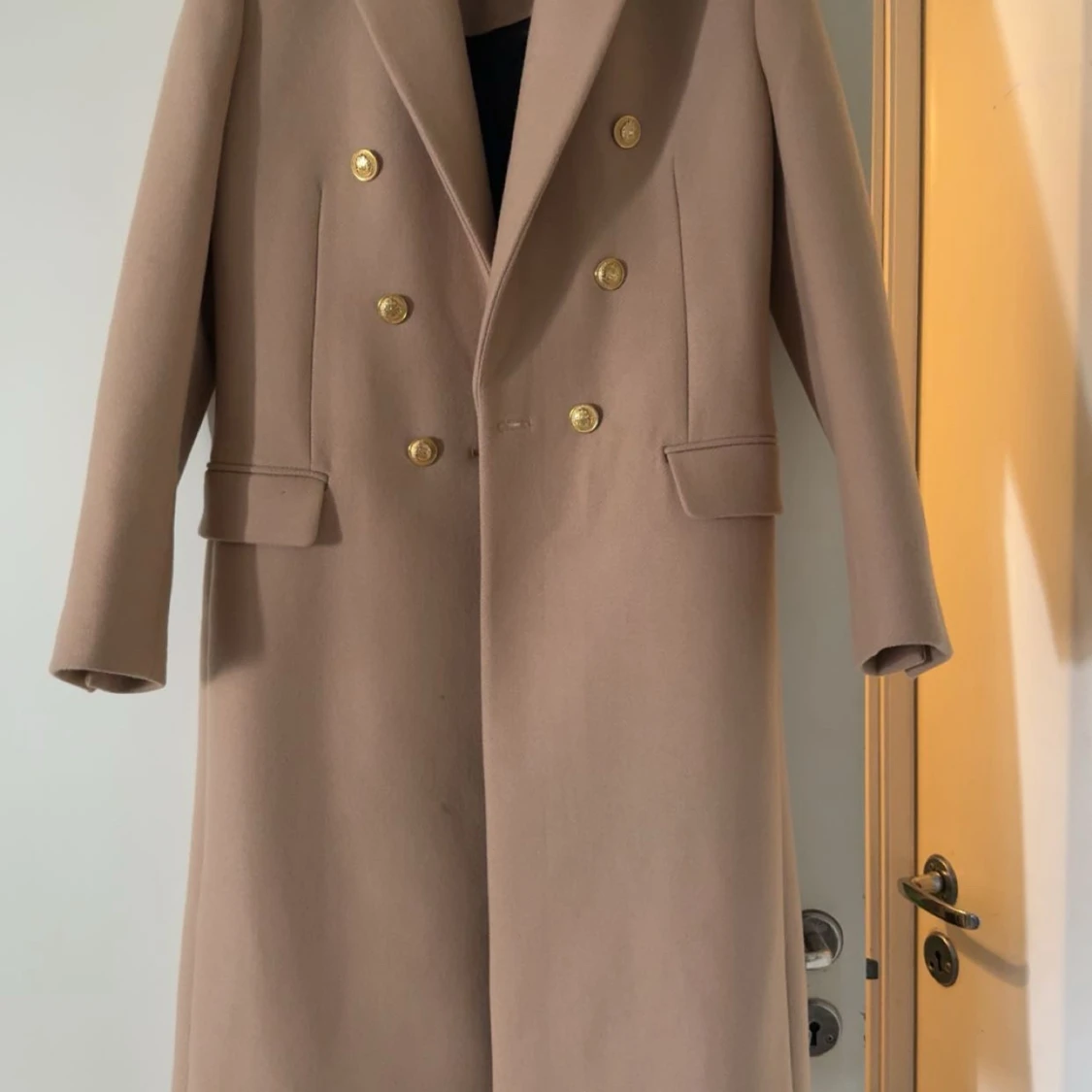 Beige kappa med guldknappar - 1