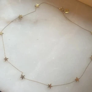 Edblad halsband  - Ett jättefint gulligt Edbladhalsband med stjärnor på. Nypris 399kr Halsbandet är knappt använt då jag använder silver