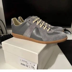 Maison Margiela skor - As feta Maison Margiela Skor i den eftertraktade och unika fårgen grå!🤩 | Skorna är helt nya men använda 1-2 gånger alltså 9-10/10!| Storlek 43 | Allt og medföljer, box!| Tveka inte att skriva eller komma med bud!