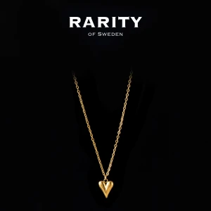 Heart Necklace - Gold: Guldigt hjärthalsband  - Supersnyggt halsband i guld från Rarity of Sweden med ett stilrent hjärthänge. Kedjan är tunn och elegant, perfekt för att ge din look lite extra shine. Hängsmycket har en modern, mjukt formad hjärtform som känns både trendig och tidlös.