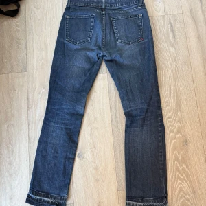 Boomerang Denim Elsa raka jeans - Snygga mörkblå jeans från Boomerang, modell Elsa. Klassisk femficksdesign med raka ben och diskreta slitningar.