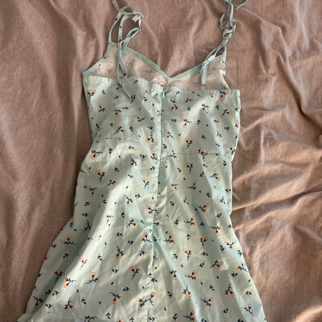 Ljusblå blommig omlottklänning - 1