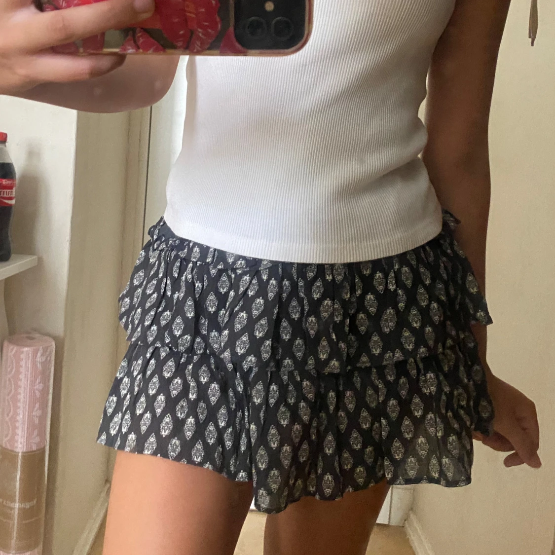 Svart volangkjol med vitt mönster - 4