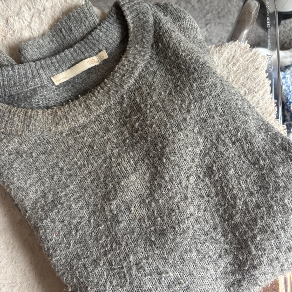 Grå stickad tröja - 2