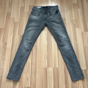 Grå Replay slim jeans - Ett par replay anbass jeans perfekta nu inför hösten. Jeansen är i ett helt nyskick använda max 3 gånger. Har mest bara legat i garderoben. Skriv vid minsta lilla fundering! Nypris:1699kr. Mitt pris: 599kr. 29/32