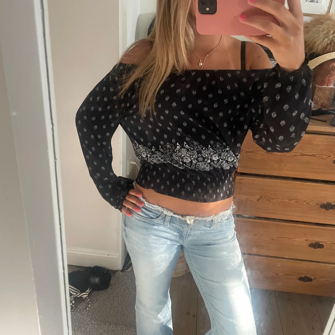 Svart offshoulder blus med mönster