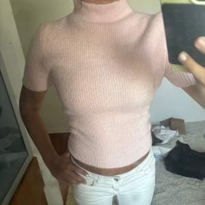 Ljusrosa stickad topp - Rosa stickad t-shirt från Mango i stl. XS. 