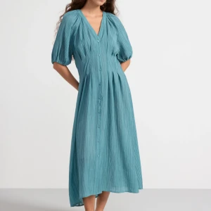 Lång klänning  - Lång klänning från Lindex. I fint skick. Storlek M. Normal i storleken. Ord pris 599kr. 