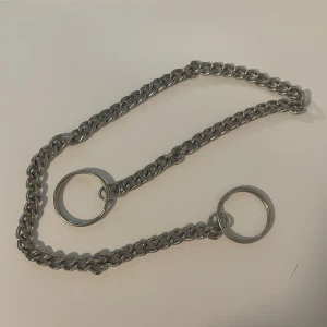 Kedjebälte i silverfärgad metall - Säljer en kedja som kan hängas på byxorna för en cool look. Ca 44 cm lång kejda.