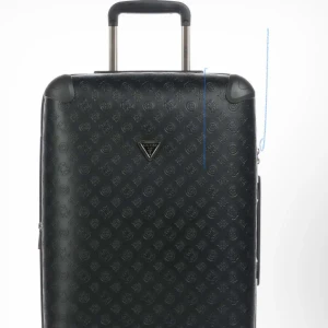 Svart resväska från Guess - Stilren svart resväska från Guess med präglat logomönster över hela ytan. Väskan har teleskophandtag och hårt skal, perfekt för dig som vill resa med stil. Klassisk design med diskret Guess-logga framtill. Har två stycken 