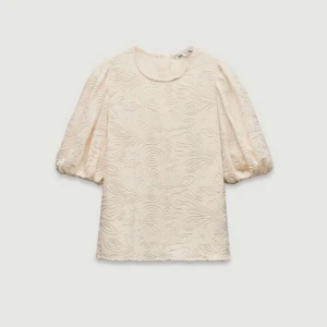 Beige blus med puffärm från Zara - Superfin beige blus från Zara med puffiga  ärmar. Blusen har broderat mönster över hela tyget.  Jättefin både till vardags och att klä upp till fest eller middag. 