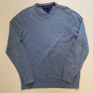 Ljusblå stickad tommy Hilfiger tröja L - Ljusblå stickad Tommy Hilfiger tröja //   Mycket bra skick //  Storlek L //  Skriv vid minsta fråga eller fundering💯🤝