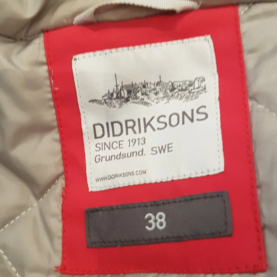 Röd parkas från Didriksons med fuskpäls - 4
