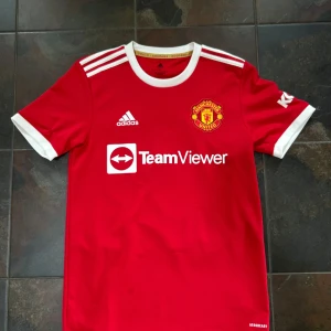 Manchester United Ronaldo tröja - Manchester Uniteds officiella hemmatröja från Adidas. Pris ej hugget i sten.