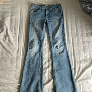 Bootcut jeans från 157 i ljusblå denim - Bootcut jeans från 157 i ljusblå tvättad denim. Modellen är low waist med klassiska fem fickor och full längd. Fett använda och utöjda. Men annars inget fel på dem. Vill bara ta bort dem. Köpare står för frakt
