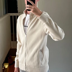 Beige kofta från Mango - Säljer en stilren beige stickad kofta/full zip från Mango i storlek S.