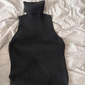 väst - svart stickad väst med polokrage från hm, fint skick. Ganska stor i storlek 