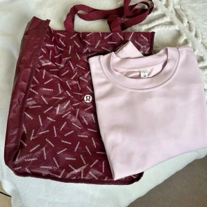 Lululemon tröja - Säljer denna rosa tröja från Lululemon. Tröjan är köpt i London 2024 och är aldrig använd🩷Den är i storlek 6, och passar mig som vanligtvis brukar ha S-M. Skickar även med lululemon tyg-kassen. Tröjan är i superskönt material!! Nypris är 128€🩷