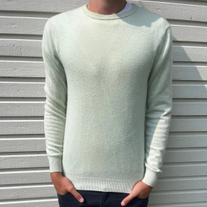 Kashmir tröja från John Henric - Tja! Säljer nu denna sjukt feta kashmir tröja från John Hendric. Tröjan är limited edition och köptes i Italien för 3000kr men säljs nu för endast 699kr. Skick 7/10 har ett litet hål som knappt syns samt en liten missfärgning som knappt går att spåra. Hör gärna av er vid frågor.