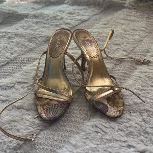 Somriga klackar - Säljer mina superfina klackskor som tyvärr inte längre kommer till användning. Har visst tecken på slitage på sulan och undersidan.