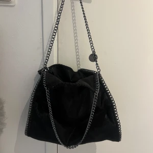 Svart väska  - Jätte fin svart väska som inte kommer till användning🖤