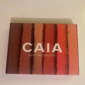 CAIA Heat Wave ögonskuggspalett - Snygg ögonskuggspalett från CAIA med sex pigmenterade nyanser i varma toner som koppar, guld, terrakotta och brunt. Paletten har både matta och skimrande skuggor, perfekt för att skapa kreativa looks. Kommer i en stilren förpackning med transparent lock.
