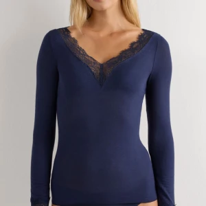 Marinblå långärmad topp med spets - Supersnygg marinblå långärmad topp från Intimissimi. Säljer jättebilligt. Nypris 489 kr och säljer för endast 200 då den har ett litet hål på armbågen som knappt syns ❤️