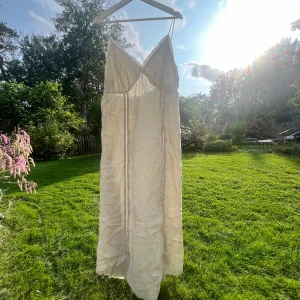 Champagnefärgad långklänning  - Från Hm, har utgått i deras sortiment, bra skick och sitter jättefint med djupt i ryggen. 💕Storlek L