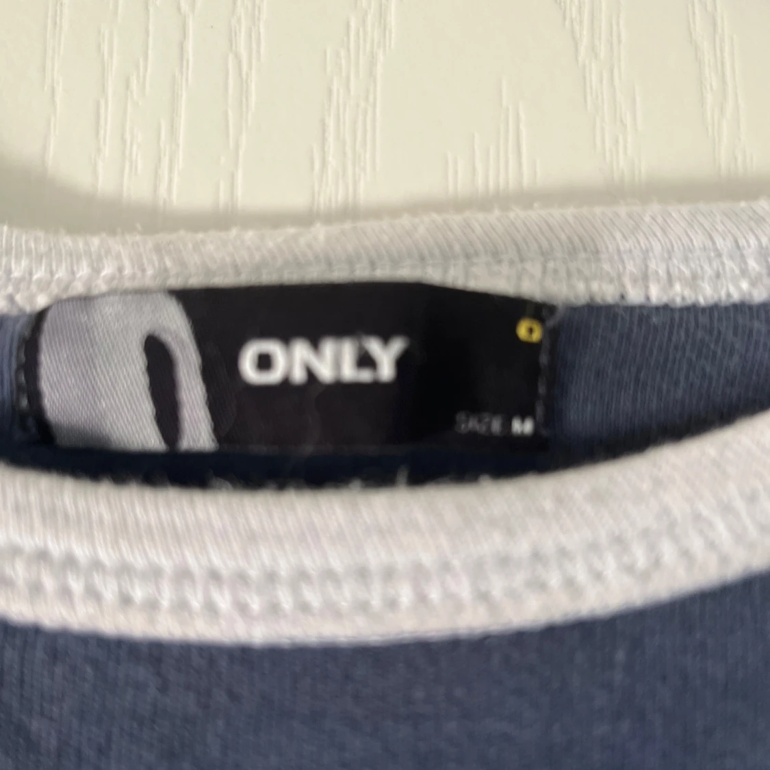 Blå t-shirt med vit kant från ONLY - 1