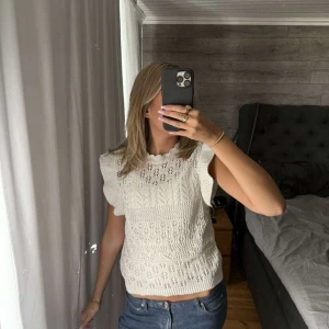 Vit stickad ärmlös tröja med volang🤍 - Säljer nu min stickad/virckad armlösa tröja med volanger vid armarna från only. Använd fåtalet gånger. Köp gärna via instabox! Ny pris 449kr💖