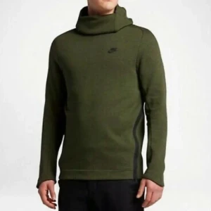 Nike munktröja (inbyggd mask) - Svårt och få bra bilder på den men är exakt en likadan som denna                                                   https://www.ebay.es/itm/293140591688 och som bild 1, bara i en annan färg Nike munktröja med ”skidmask” ihop med luvan Finns även en drgqkedja på sidan Använd max 2-3 gånger. Önskas mer bilder så är det bara att skriva, OBS FINNS UTE PÅ FLER SIDOR