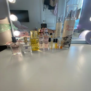 Parfymset med flera dofter - Säljer ett parfymset med flera olika dofter! Skriv vilken ni vill köpa så säger jag ett pris,priset går solklart att diskutera💕 köp alla för 100kr❤️De har olika mycket i flaskorna💕🙌🏼
