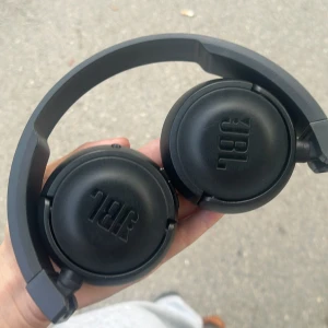 JBL hörlurar  - JBL hörlurar i perfekt skick. Nytt pris 500, säljer för 200