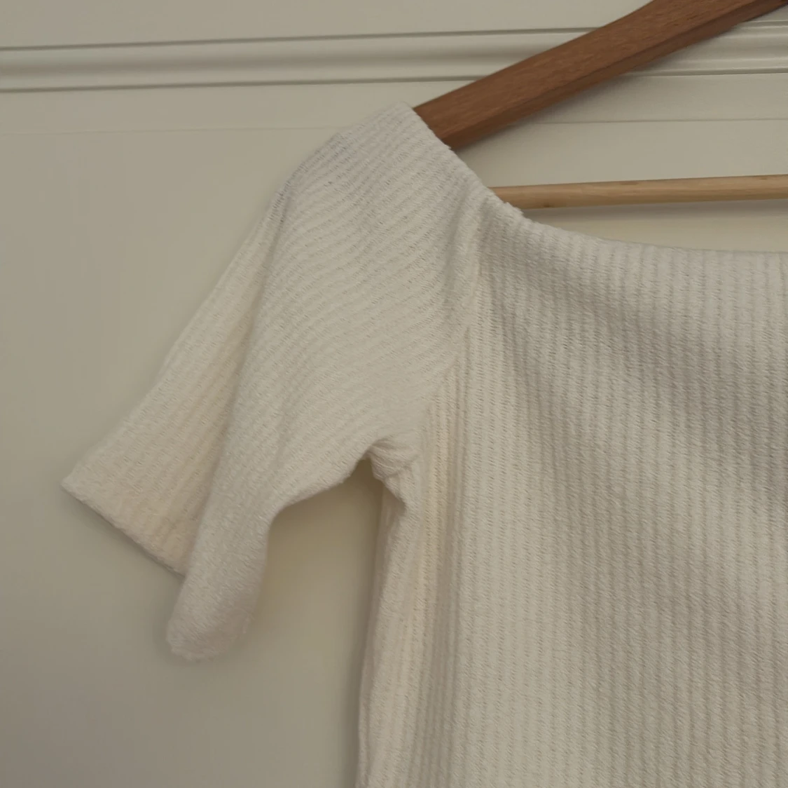 Offshoulder ribbad topp i vitt - 1