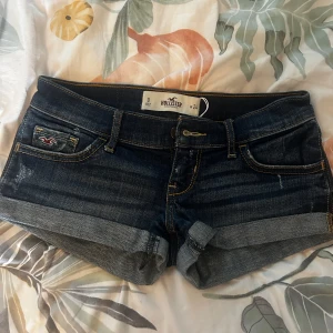 jeansshorts från Hollister - Snygga mörkblå jeansshorts från Hollister med klassisk femficksdesign och uppvikta benslut. Shortsen har kontrastsömmar, låg midja och ett litet Hollister-märke på fickan fram. Perfekta för varma dagar och chill stil. Pris går att diskutera om❤️